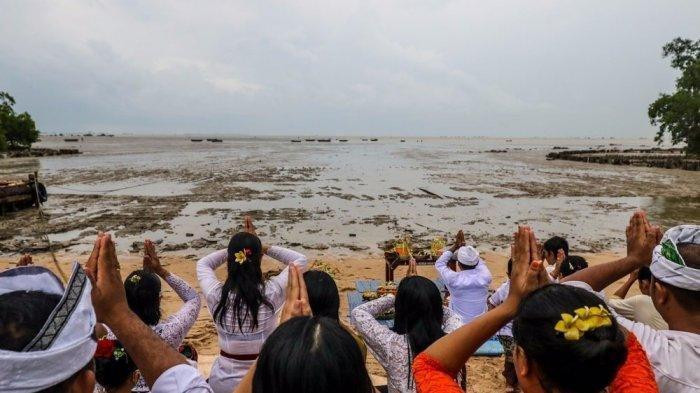 Foto-foto Upacara Melasti di Pantai Tanjung Bunga Pangkalpinang
