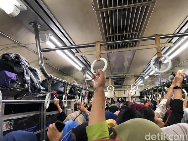 Viral Cerita Wanita Kehilangan Bra Gara-gara Desak-desakan di KRL Bogor