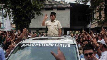 Bandingkan Gaya Jokowi Naik KRL dengan Prabowo di Atas Alphard