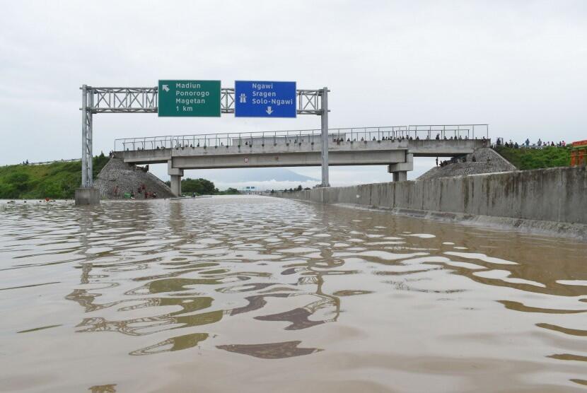 Banjir Tol Madiun, Jadi Santapan Politisi