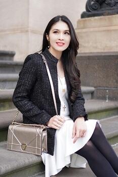 Inspirasi Busana Black &amp; White Ala Sandra Dewi!