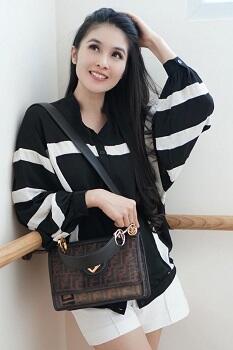 Inspirasi Busana Black &amp; White Ala Sandra Dewi!