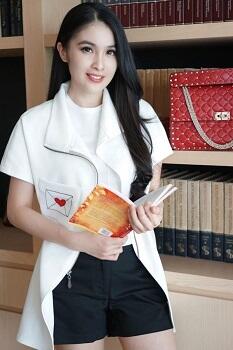 Inspirasi Busana Black &amp; White Ala Sandra Dewi!