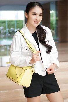 Inspirasi Busana Black &amp; White Ala Sandra Dewi!