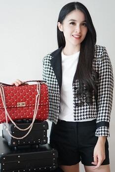 Inspirasi Busana Black &amp; White Ala Sandra Dewi!