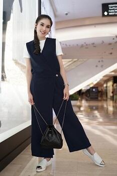 Inspirasi Busana Black &amp; White Ala Sandra Dewi!