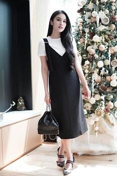 Inspirasi Busana Black &amp; White Ala Sandra Dewi!