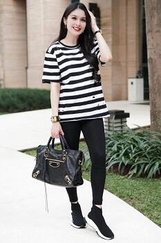 Inspirasi Busana Black &amp; White Ala Sandra Dewi!