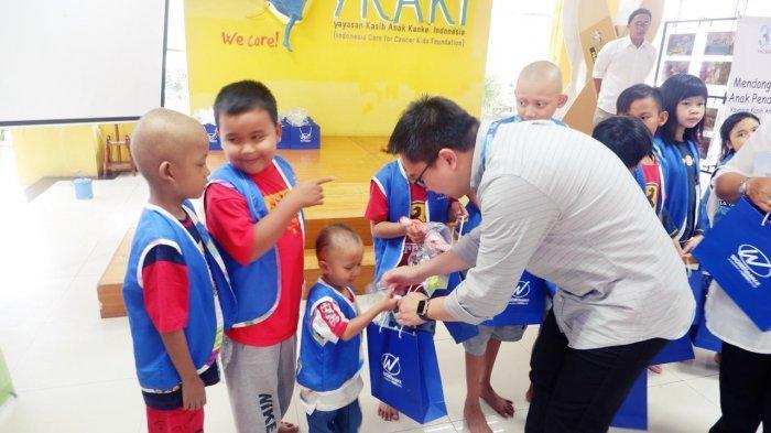 WOM Finance Hibur Anak-Anak Penyintas Kanker di Rumah Singgah YKAKI