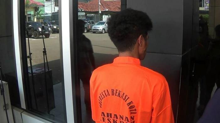Pria di Bekasi Bacok Teman Sendiri Hingga Tewas Usai Saling Ejek Via Video Call