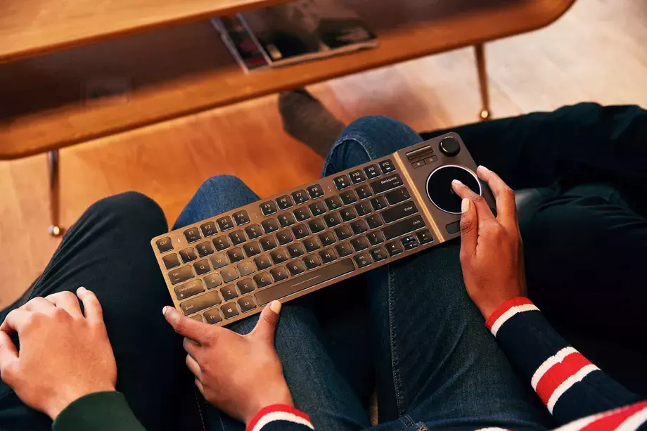 Corsair K83, Keyboard Tanpa Kabel dengan Trackpad dan Gamepad