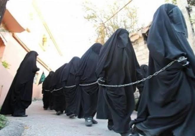 Para Wanita ISIS Teriak Kafir pada Orang Lain di Kamp Pengungsi