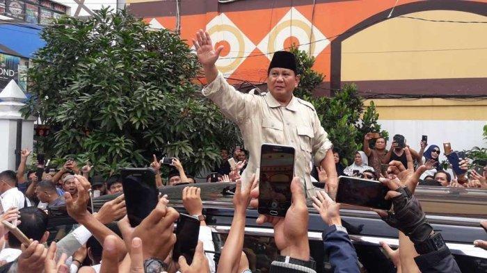 Prabowo Subianto Beberkan Alasan Membuka Baju saat Menyapa Para Pendukung
