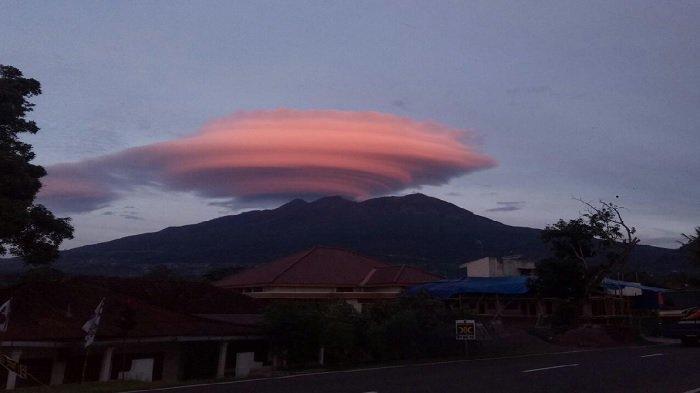 Seperti Topi, Bentuk Awan Di Atas Puncak Gunung Lawu Viral di Media Sosial
