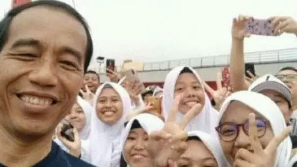 Jokowi Ajak Wefie, Kaum Milenial Ini Langsung Palembang Pose Dua Jari