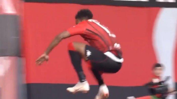 Striker Liga Jepang Nyungsep Saat Hendak Selebrasi di Depan Fan