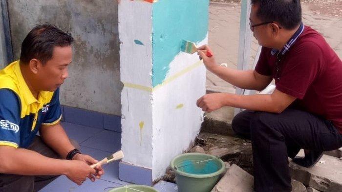 Turun ke Lapangan, Sekda Tangerang Ikut Ngecat Rumah Warga di Tanah Tinggi