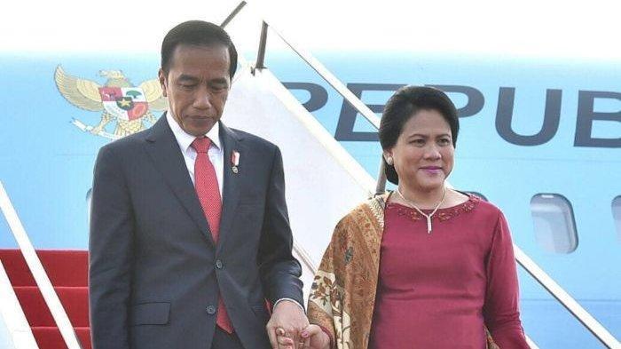 Sambil Malu-malu Gandeng Tangan Istri, Jokowi Bongkar Rahasia di Balik Foto Mesranya
