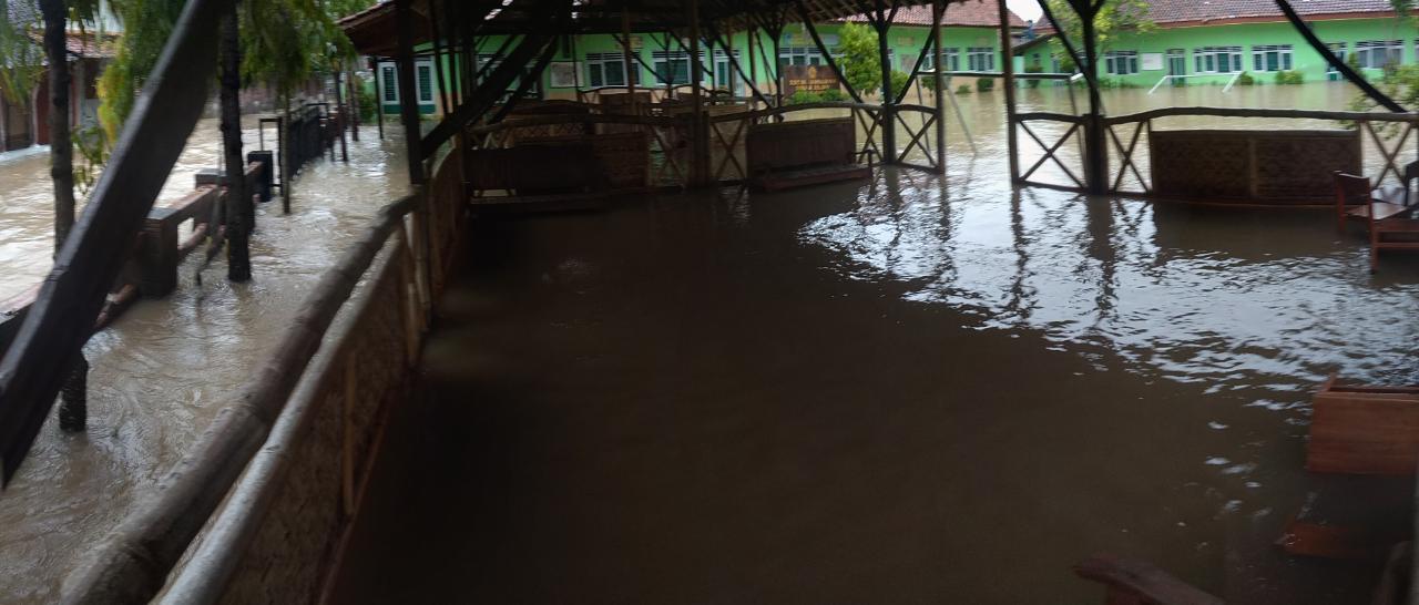 Bapak Ini Rela Terjun ke Sungai Saat Banjir Demi Ini
