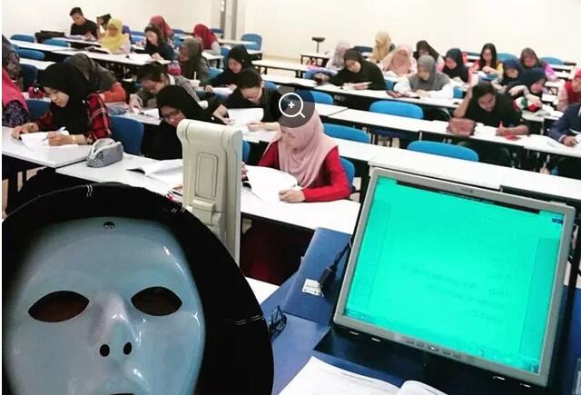 Agar Diperhatikan Mahasiswa, Dosen Ini Cosplay Saat Mengajar