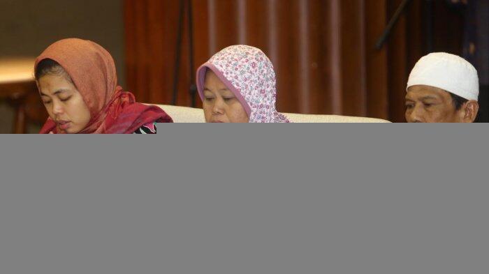 Ayah Cium Kaki Siti Aisyah yang Bebas dari Tuntutan Jaksa di Malaysia