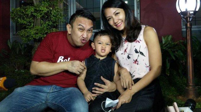 Keluar Penjara, Augie Fantinus Peluk Anak dan Istrinya