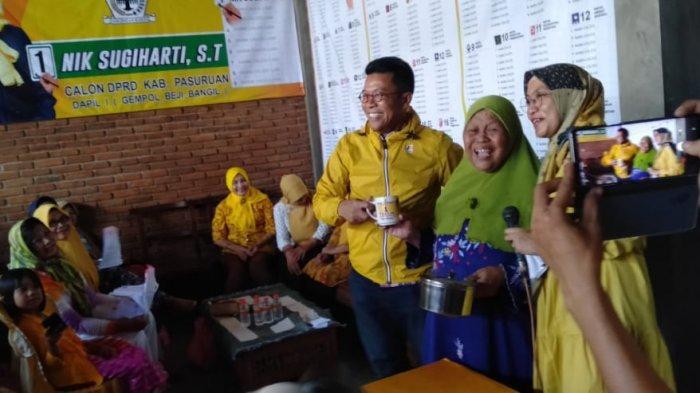 Senyum Sermringah saat Misbakun Bertemu Emak-emak Relawan Tekun: Pilih Jokowi ya