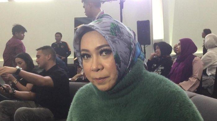 Intip Aksesoris Melly Goeslaw yang Nyentrik dan Unik