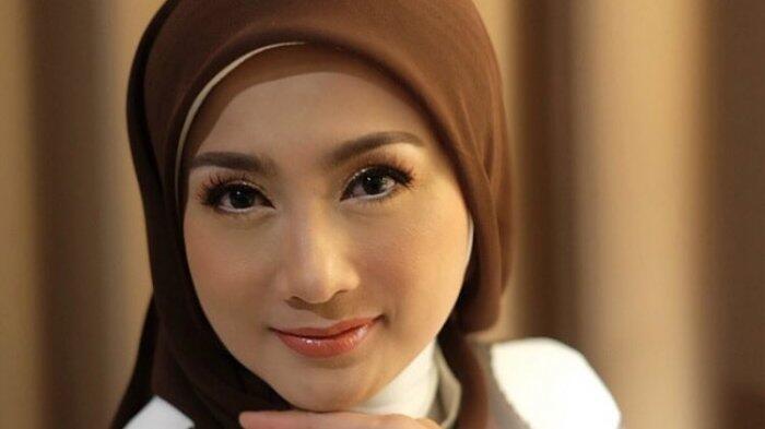 Desy Ratnasari Ungkap Alasannya Memilih Berhenti Jadi Dosen