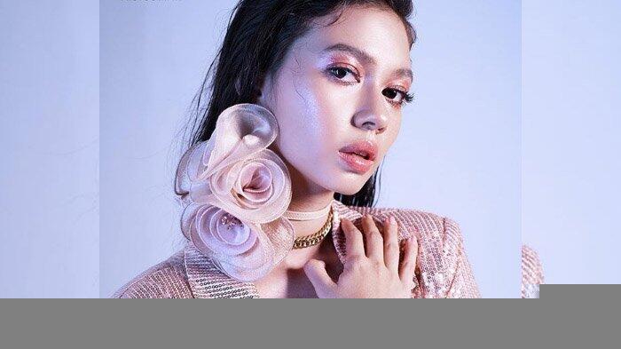 Penampilan Yuki Kato dalam Balutan Busana Batik Curi Perhatian