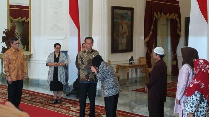 Siti Aisyah Cium Tangan Jokowi Saat Bertemu di Istana