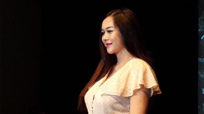 Hamil Lima Bulan, Aura Kasih Tak Dibiarkan Sendirian, Sang Suami Nempel Kemana-mana