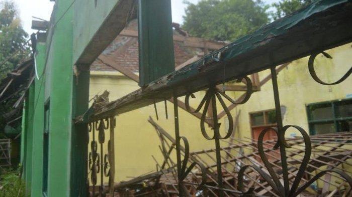 Gedung SMP Negeri 1 Mengati Gresik Tiba-tiba Ambruk, Tidak Ada Korban Jiwa