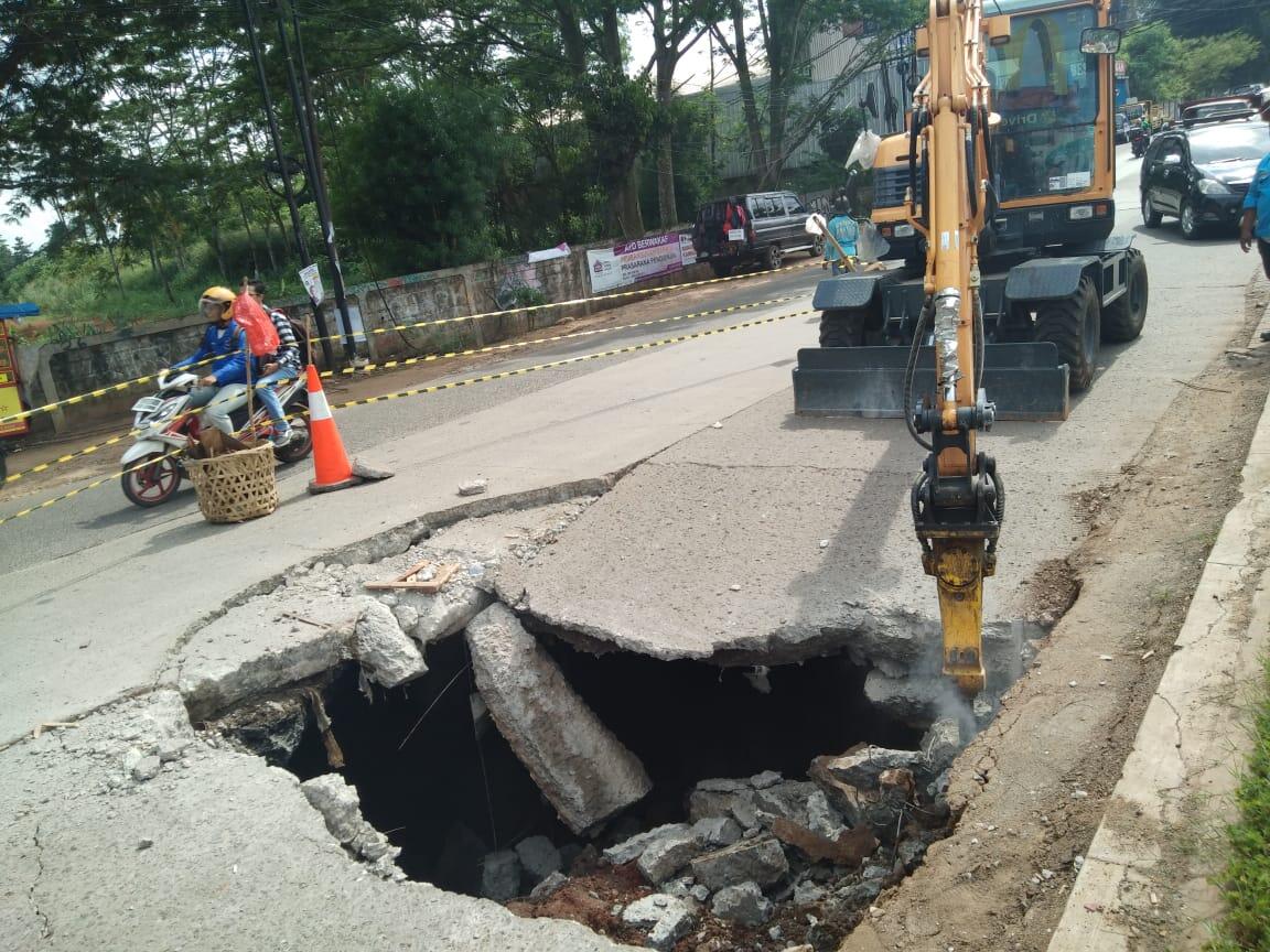 Jalan Raya Puspitek Serpong Amblas, Pengendara Diminta Cari Jalur Alternatif
