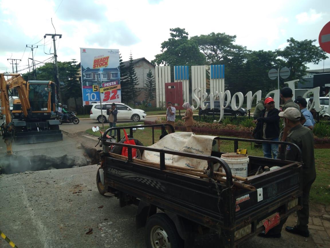 Jalan Raya Puspitek Serpong Amblas, Pengendara Diminta Cari Jalur Alternatif