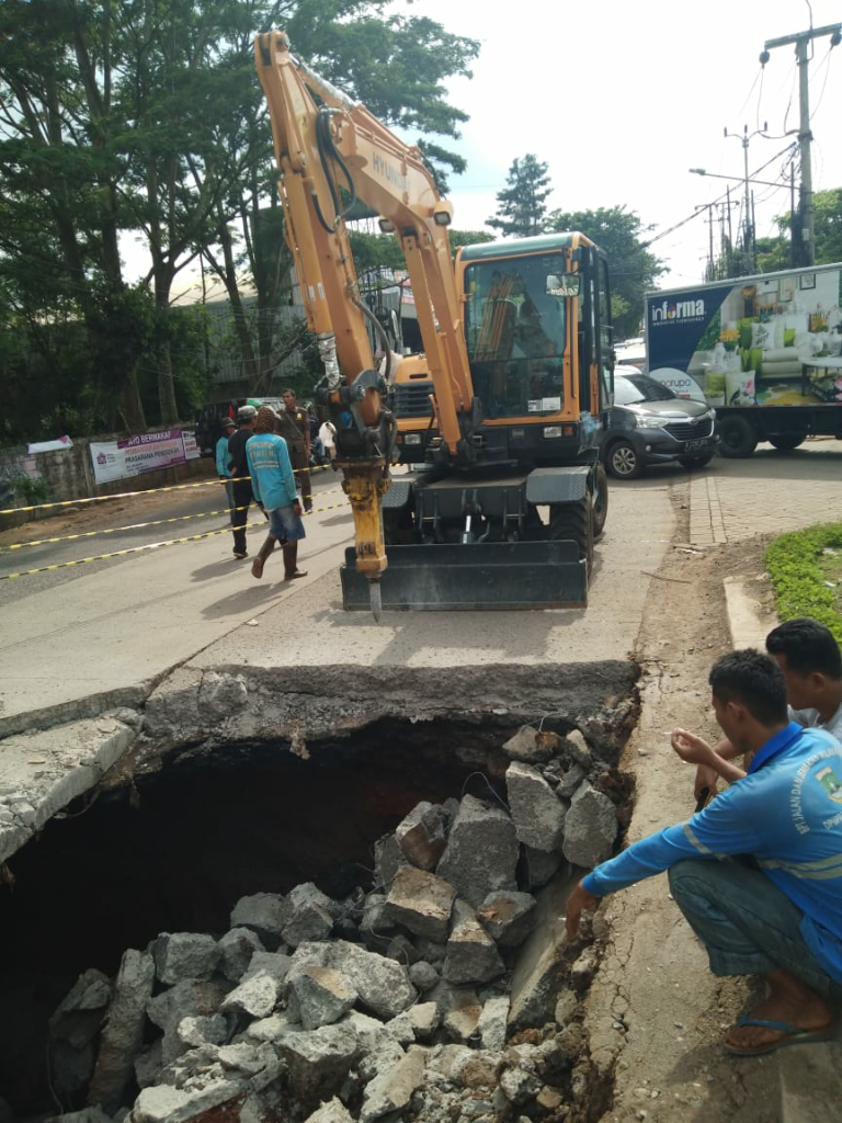 Jalan Raya Puspitek Serpong Amblas, Pengendara Diminta Cari Jalur Alternatif