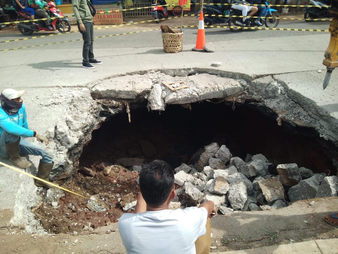 Jalan Raya Puspitek Serpong Amblas, Pengendara Diminta Cari Jalur Alternatif