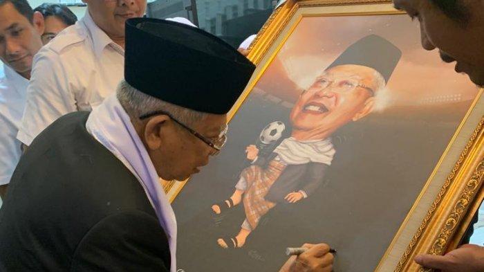Ma'ruf Amin Dapat Hadiah Karikatur Juggling Bola