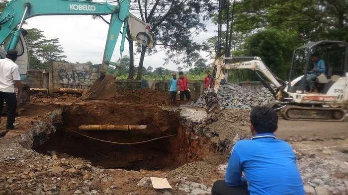 Amblesnya Jalan Raya Puspiptek Tangsel Dipicu Oleh Erosi dan Saluran Gorong-gorong