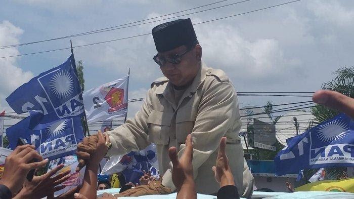 Hadir di Jambi, Capres Prabowo Subianto Menggunakan Sarung Tangan Saat Bersalaman