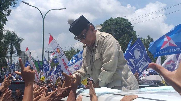 Hadir di Jambi, Capres Prabowo Subianto Menggunakan Sarung Tangan Saat Bersalaman