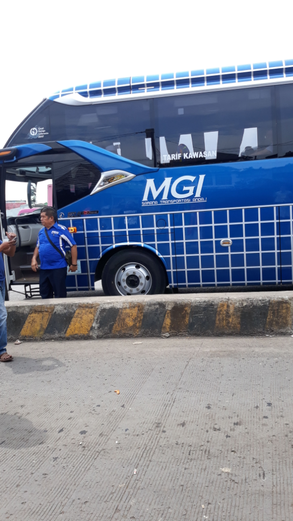 Bogor-Garut Bus MGI transit di terminal bayangan cileunyi