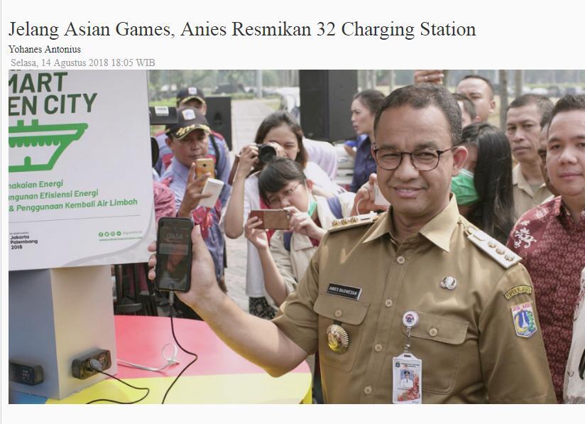 Naiki Tangga ke Pohon, Anies Ikut Panen Duku di Condet
