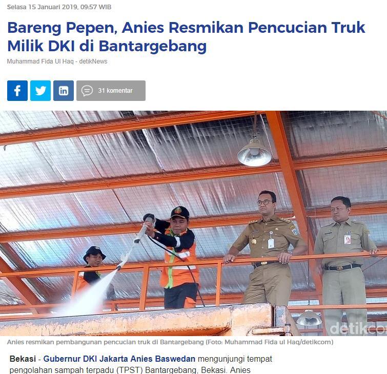 Naiki Tangga ke Pohon, Anies Ikut Panen Duku di Condet