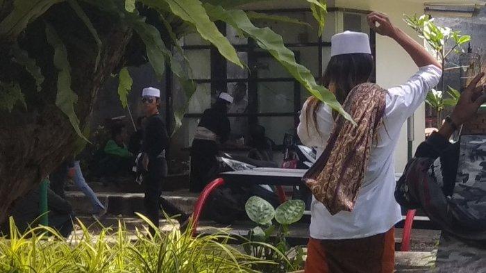 Penampilan Bahar bin Smith Diikuti Santrinya, Ini Alasannya