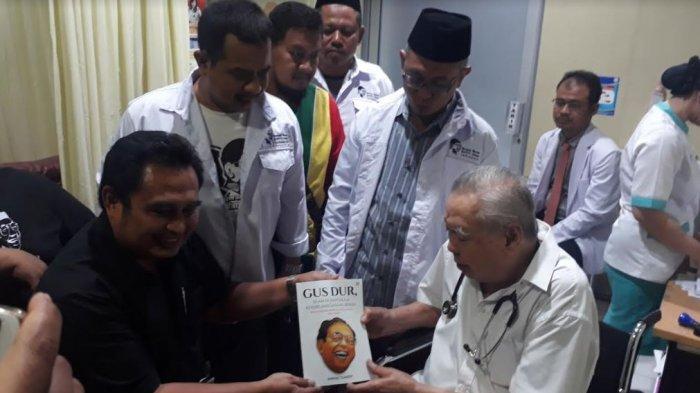 Jenguk dr Lo Siaw di RS Kasih Ibu Solo, Komunitas Gusdurian Beri Buku tentang Gus Dur