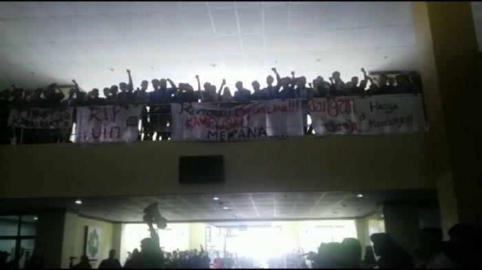 Ratusan Mahasiswa UIN Suska Riau Duduki Gedung Rektorat, Ini Tuntutan Mereka