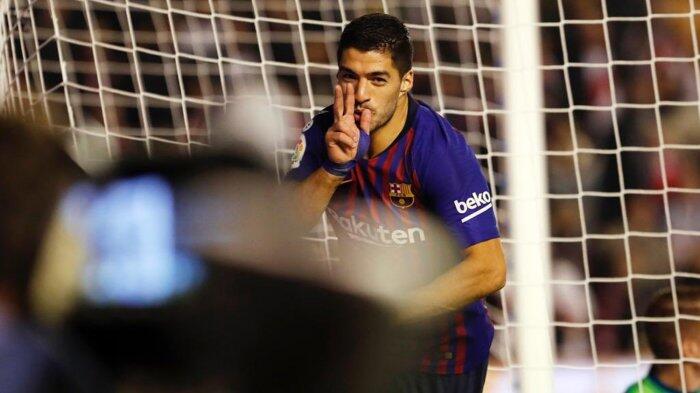 Video - Aksi Nutmeg Luis Suarez Bikin Bek Olympique Lyon Mati Kutu