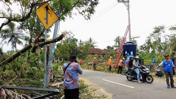 Angin Kecang di Sleman Kemarin Ternyata Akibatkan 13 Orang Luka-Luka