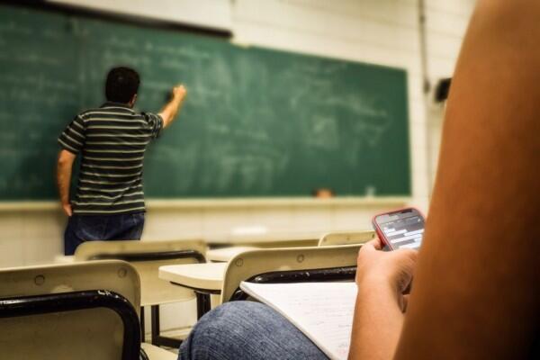 5 Cara Mengajar di Kelas yang Muridnya Luar Biasa Nakal